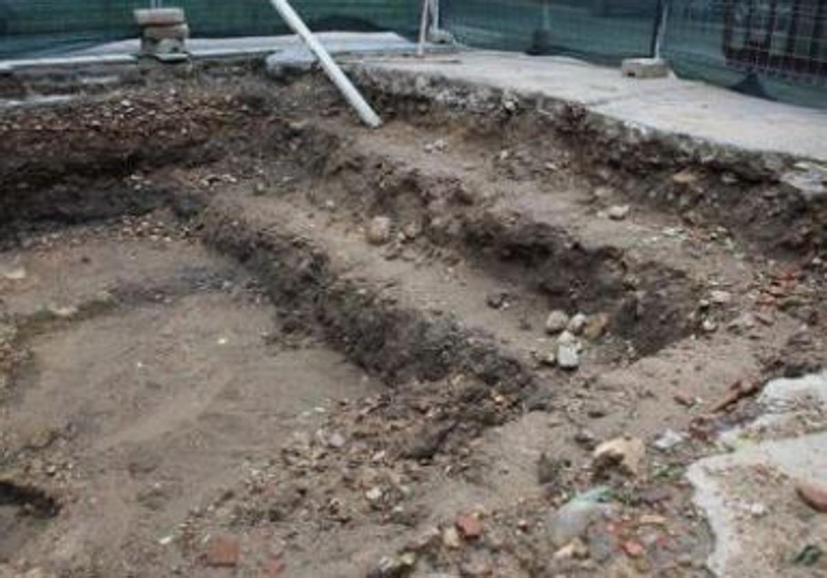 Restos ocultos bajo la plaza.