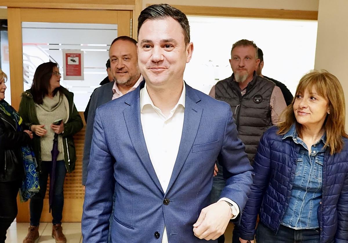 Javier Alfonso Cendón presenta los avales de la precandidatura a la secretaría general del PSOE de León.