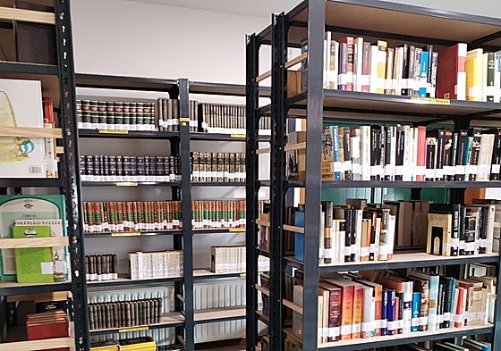 Los libros ya están colocados en las estantrías a la espera de la apertura oficial de esta biblioteca.
