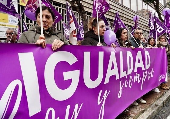 Concentración de CCOO y UGT por el 8M en León.