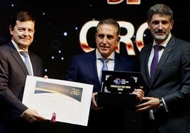 El presidente y CEO de RMD, Adolfo López, premiado con el Círculo de Oro del CEL. Recibe el galardón de la mano del presidente de la Junta de Castilla y León, Alfonso Fernández Mañueco, y del presidente del CEL, Julio César Álvarez.