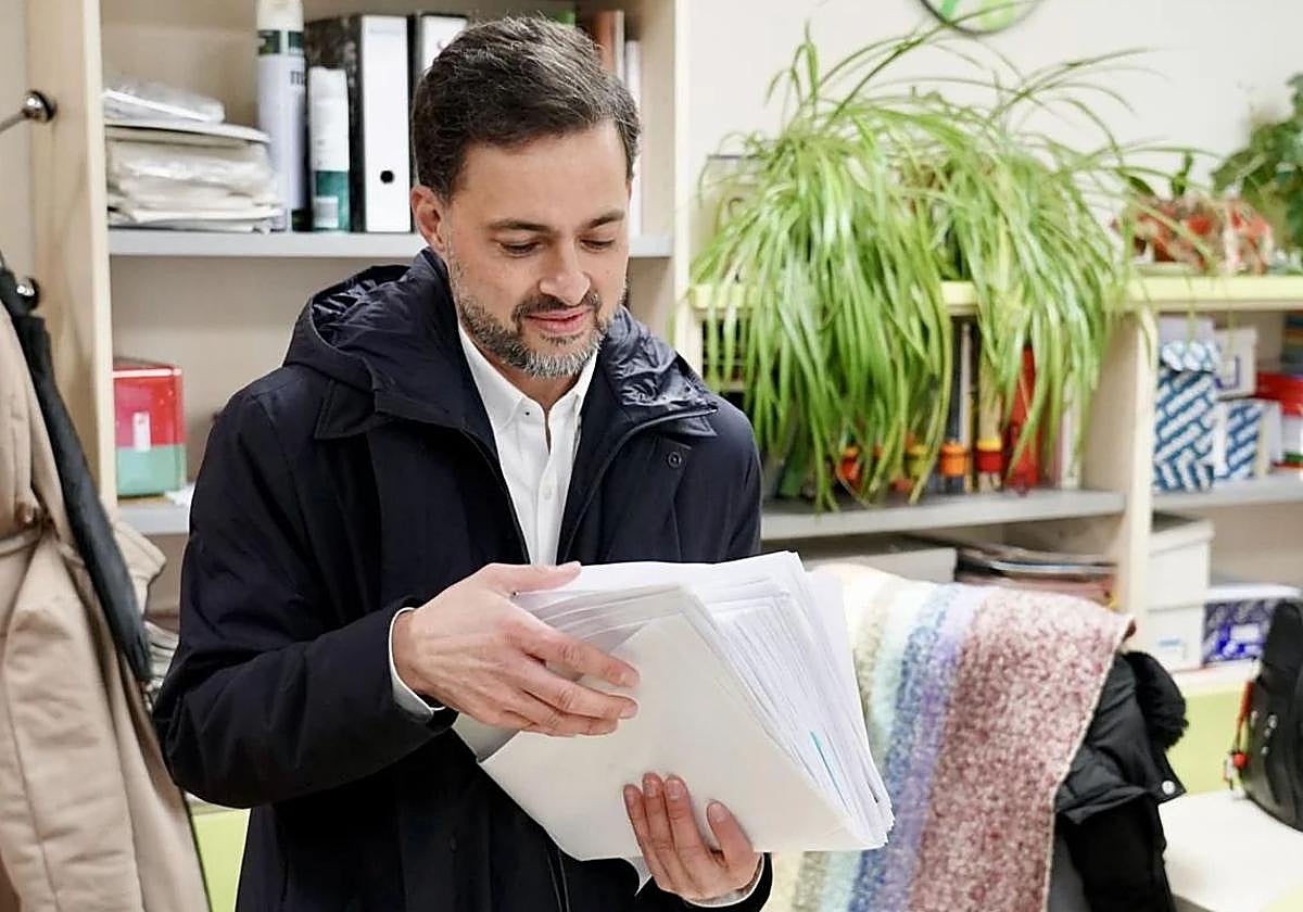 Diego Moreno en el momento de la presentación de los avales.