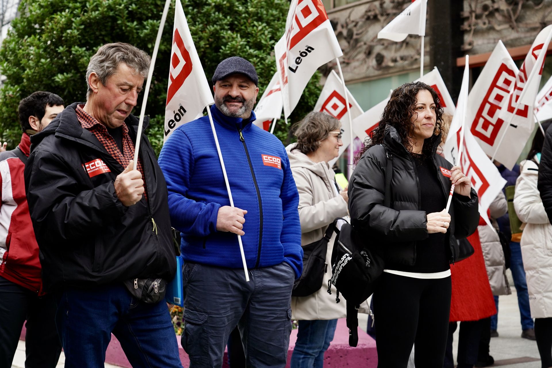 Los conductores de autobuses urbanos de León se concentran frente al Ayuntamiento