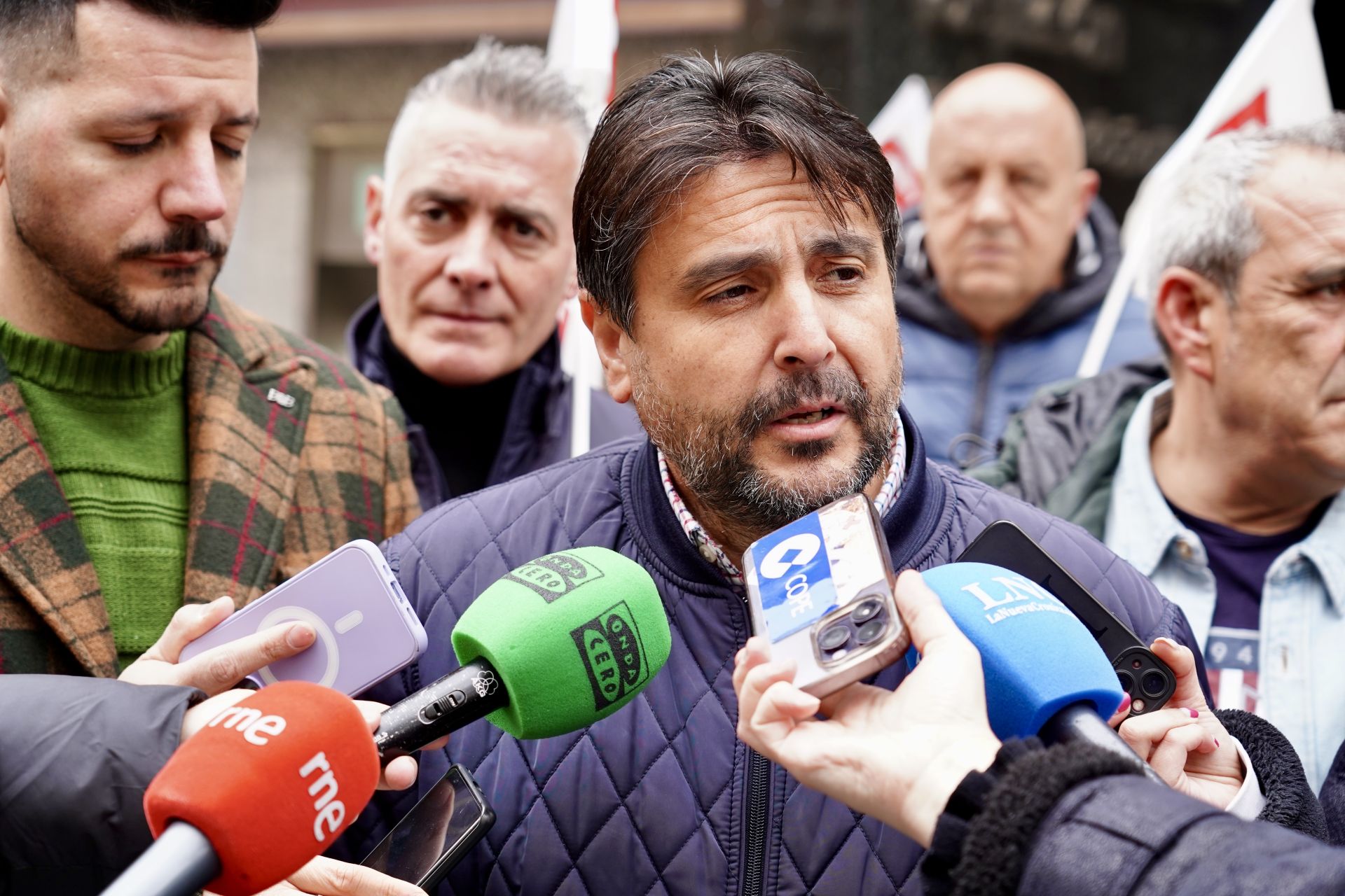 Los conductores de autobuses urbanos de León se concentran frente al Ayuntamiento