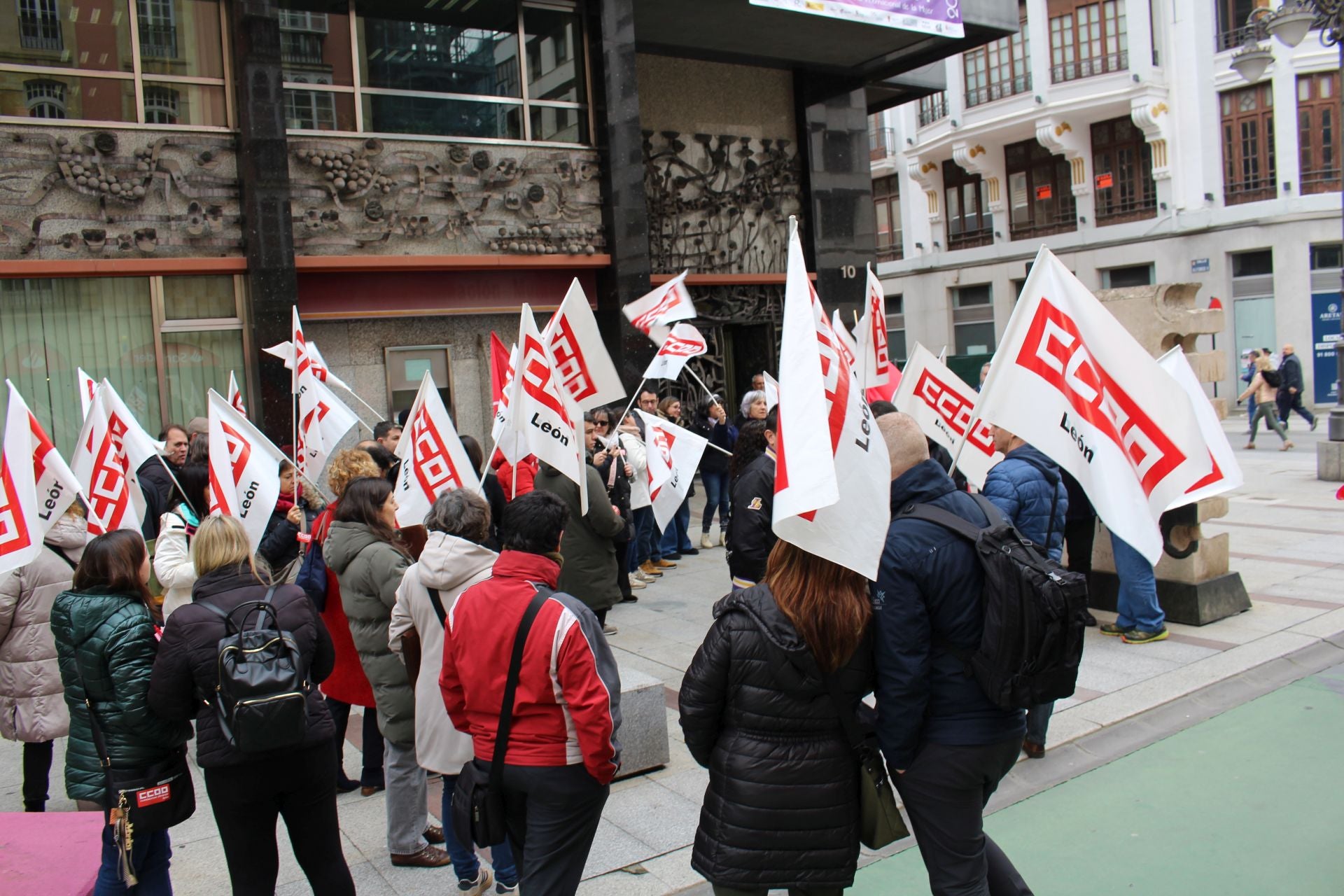 Los conductores de autobuses urbanos de León se concentran frente al Ayuntamiento