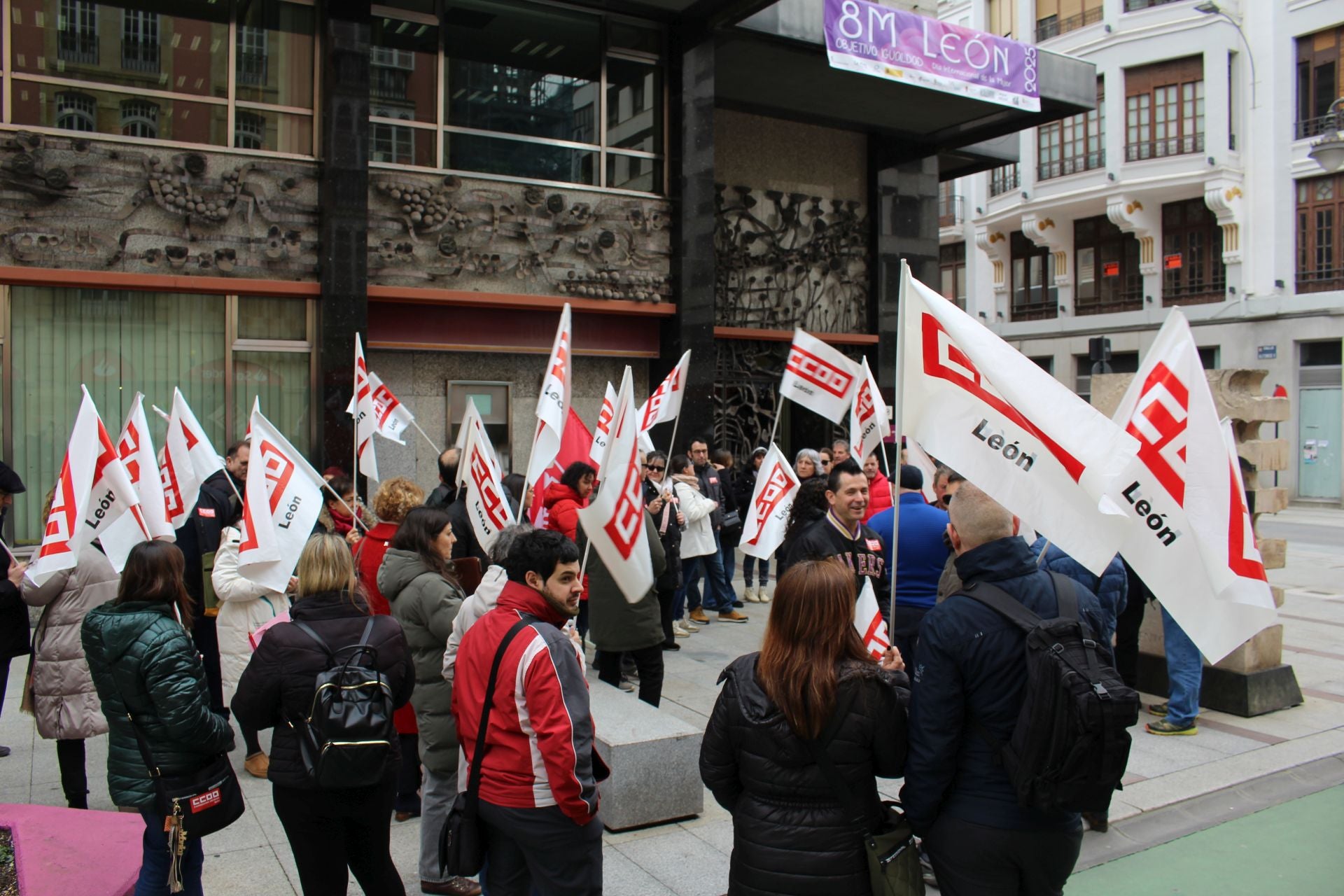 Los conductores de autobuses urbanos de León se concentran frente al Ayuntamiento