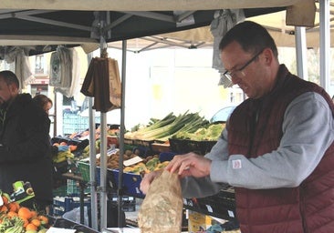 El Mercado Tradicional de León no se mueve de San Pedro: «El que se tenga que joder se jode, pero juntos»