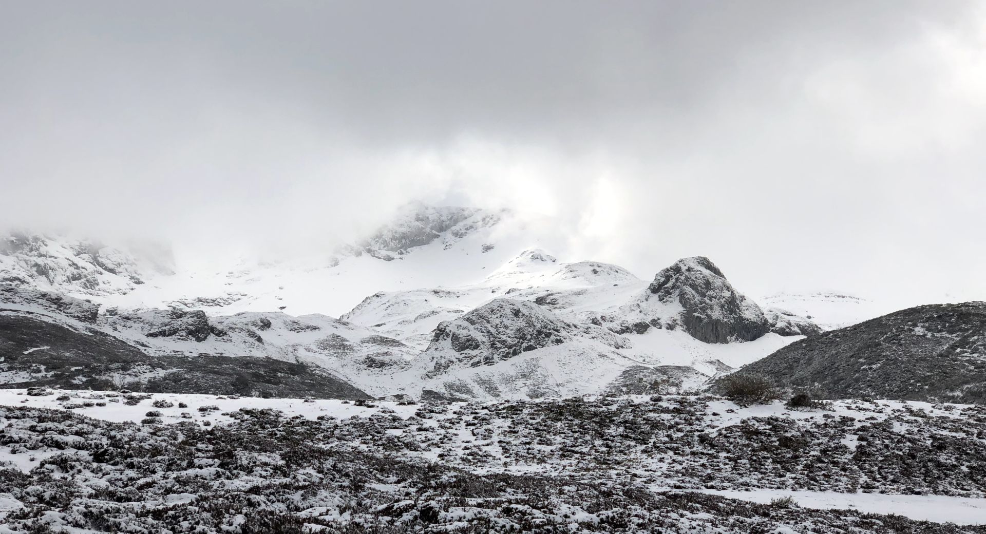 La nieve regresa a la montaña leonesa