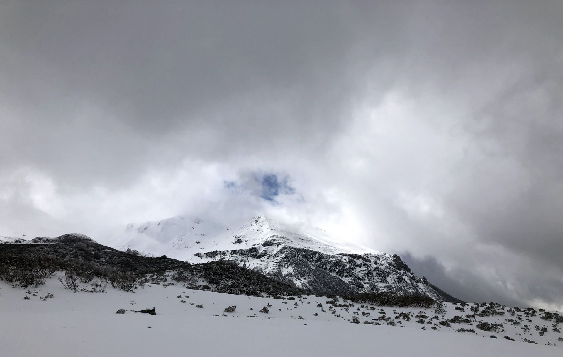 La nieve regresa a la montaña leonesa