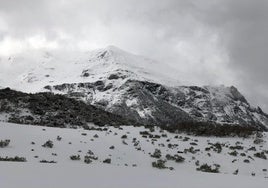 La nieve cubre el puerto de Vegarada.