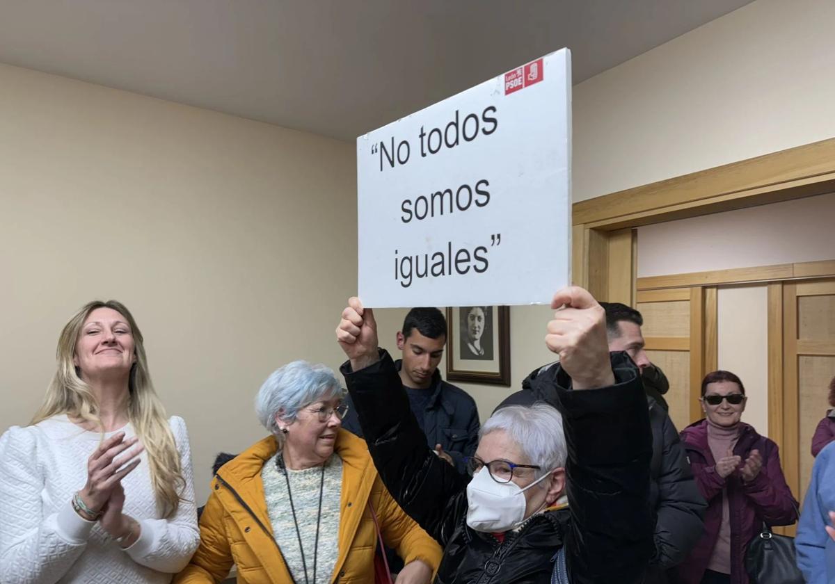 Unas primarias, muchos incidentes y dos versiones sobre la papeleta rota a una militante