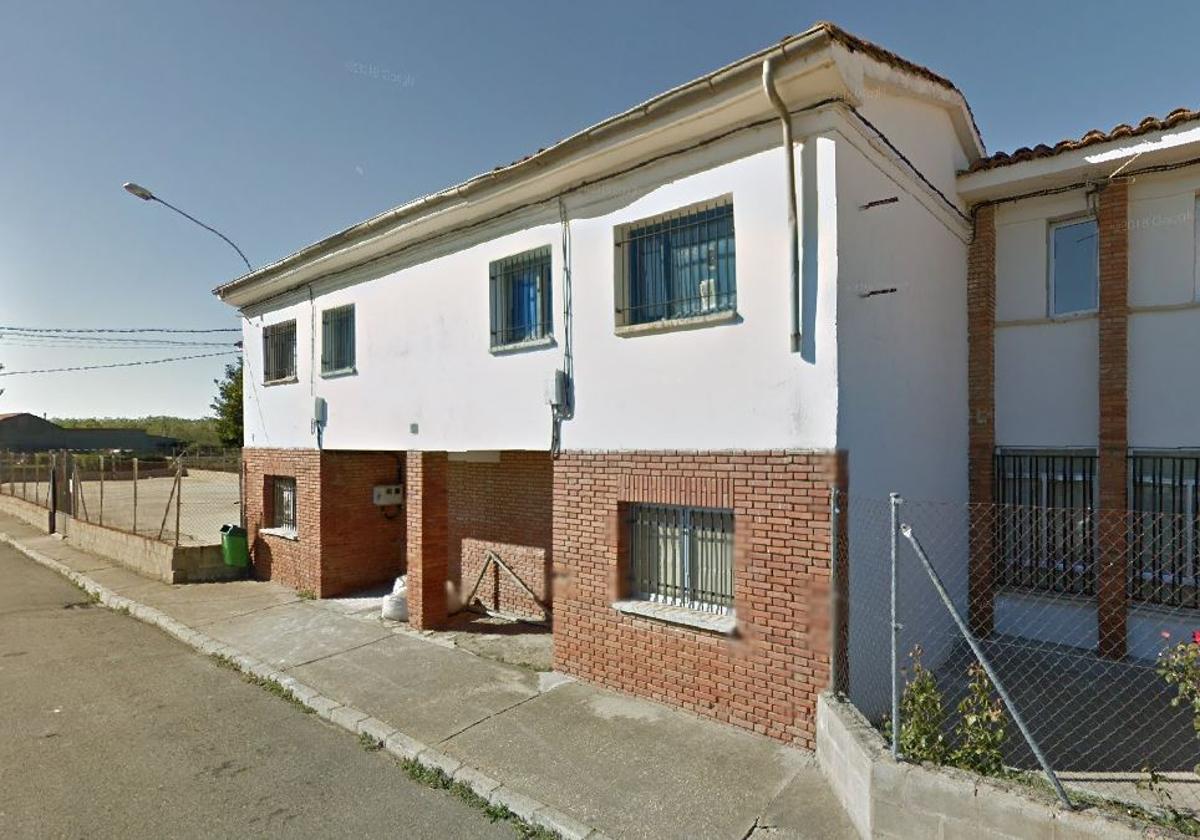 Edificio de las antiguas escuelas de Vega de Infanzones.