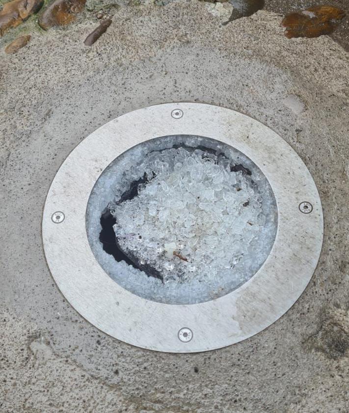Imagen secundaria 2 - Destrozan varias luminarias recién estrenadas en las Cercas medievales
