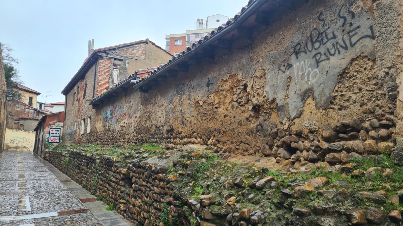 Así se encuentra el paseo de las Cercas de León