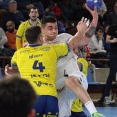 Edu Fernández, en un partido con el Abanca Ademar.