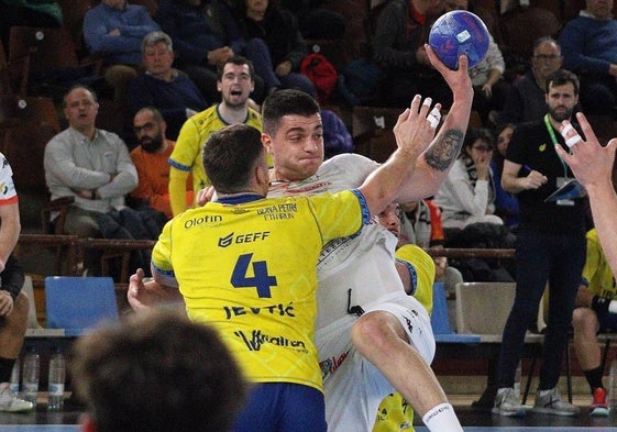 Edu Fernández, en un partido con el Abanca Ademar.