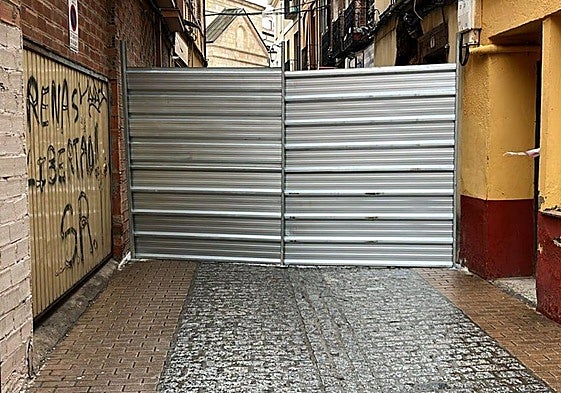 La calle Herreros se pasa de las vallas a las chapas para cortar la vía.