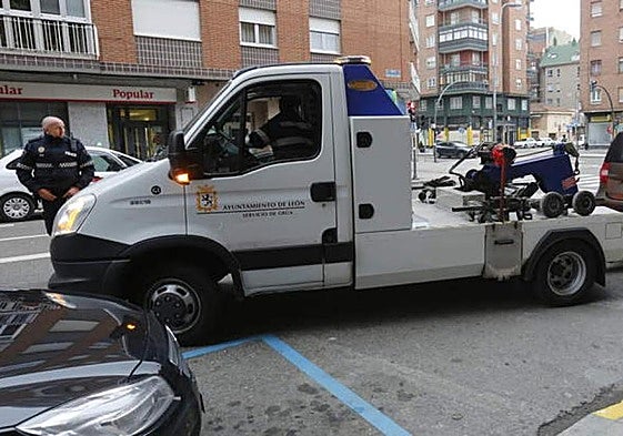 Una grúa retira un coche en la ciudad.