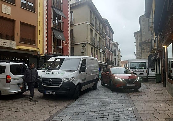 Vehículos y camiones por el casco histórico de León.