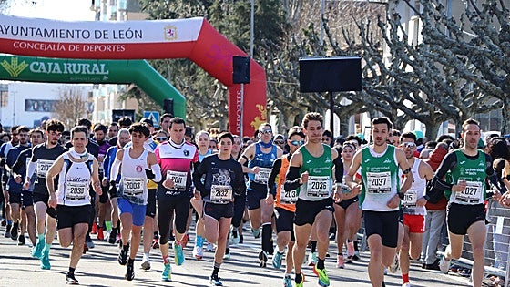 Ambiente, afición y mucho deporte en la Media Maratón de León 2025
