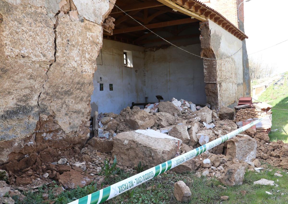 Imagen secundaria 1 - Derrumbe en un pueblo de León: «Se nos ha caído la mitad de la iglesia, colapsó»