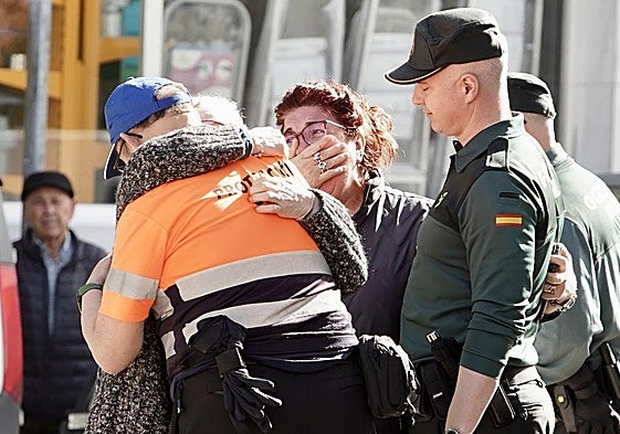 Un miembro de Protección Civil consuela en Villablino a una familiar de una de las víctimas en el accidente minero de Cerredo.