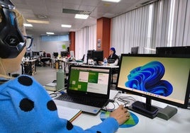 Trabajadora de la empresa Solucyl