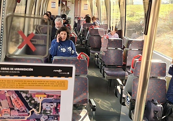 Pasajeros matan el tiempo en el recorrido entre León y Cistierna.