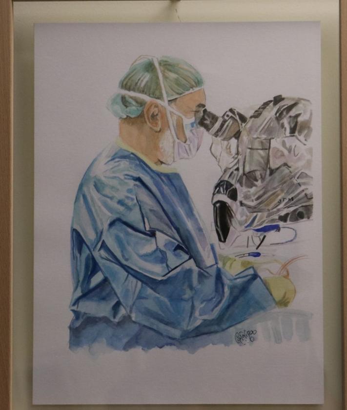Imagen secundaria 2 - Algunos de los premios e imágenes que decoran la consulta del doctor.