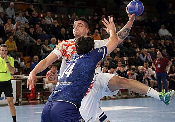 Edu Fernández, en una acción del partido.