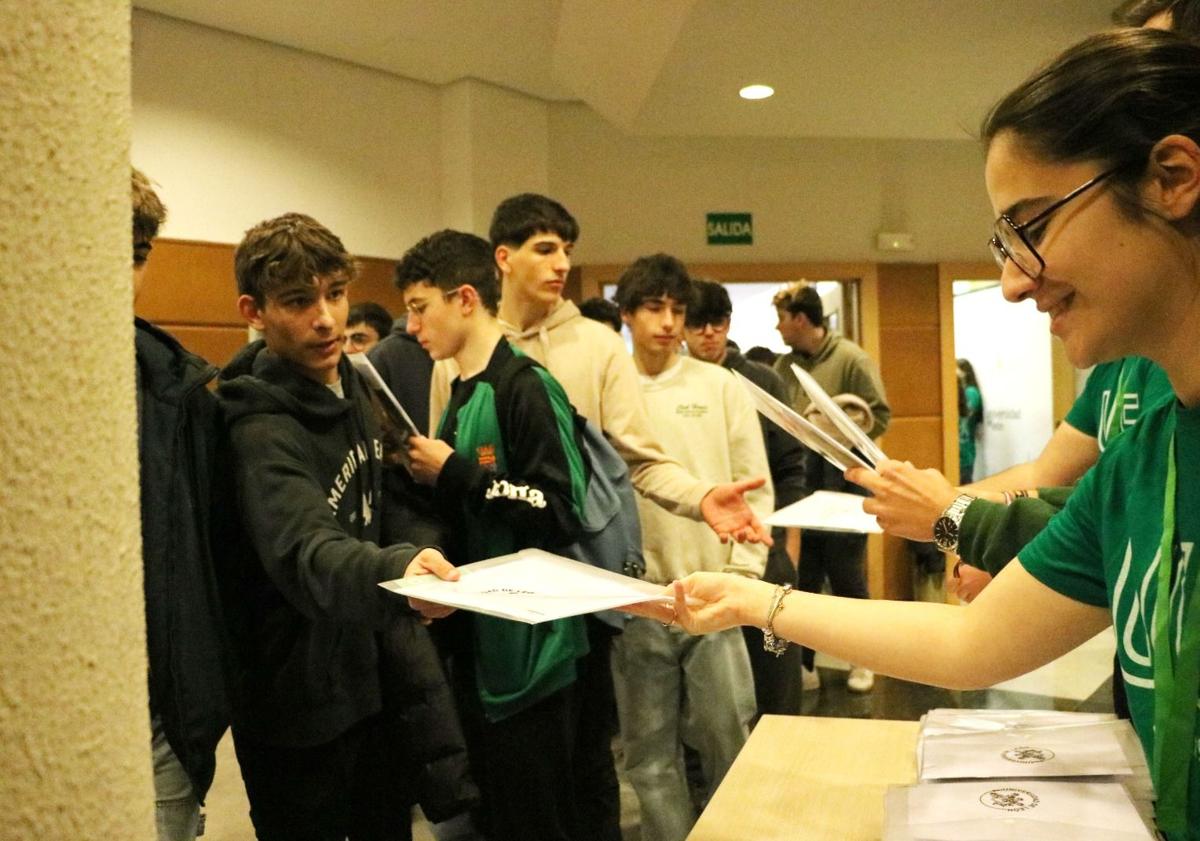 Imagen principal - La Universidad de León se abre para sus futuros alumnos: 1.800 jóvenes buscan su futuro