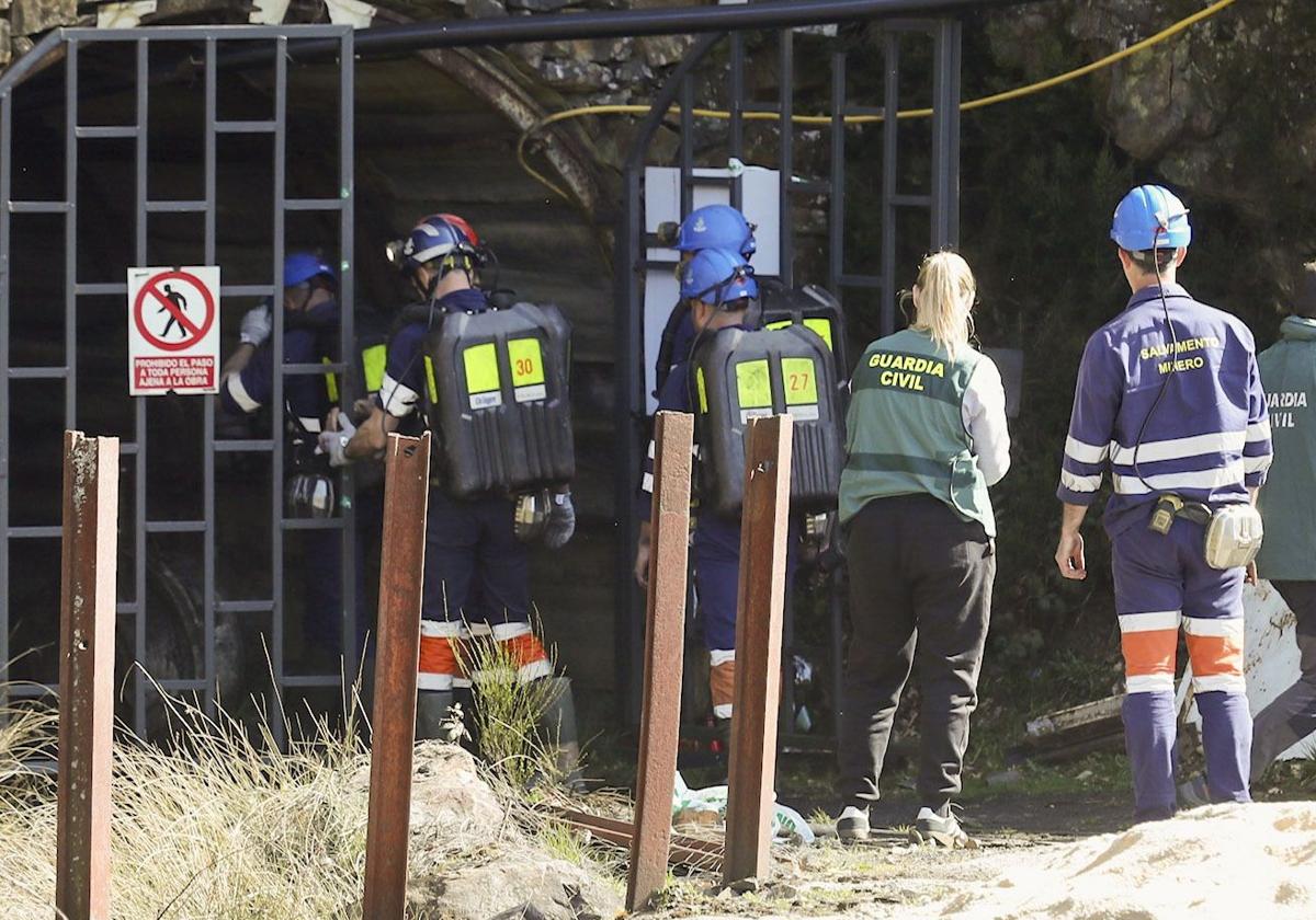 Investigadores y miembros de la brigada de salvamento minero este martes en el exterior de la mina de Cerredo.