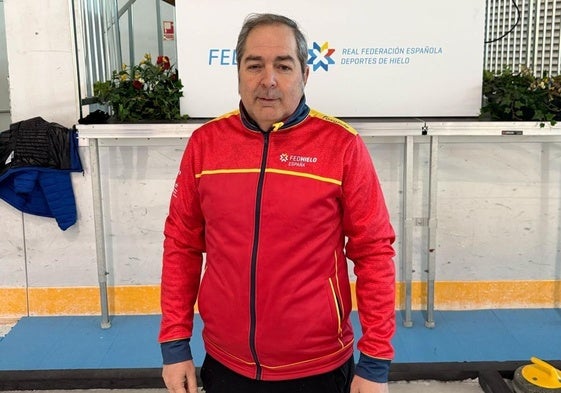 El leonés Eduardo de Paz posando en una sesión de preparación del equipo español que participará en el Mundial Senior de Curling.