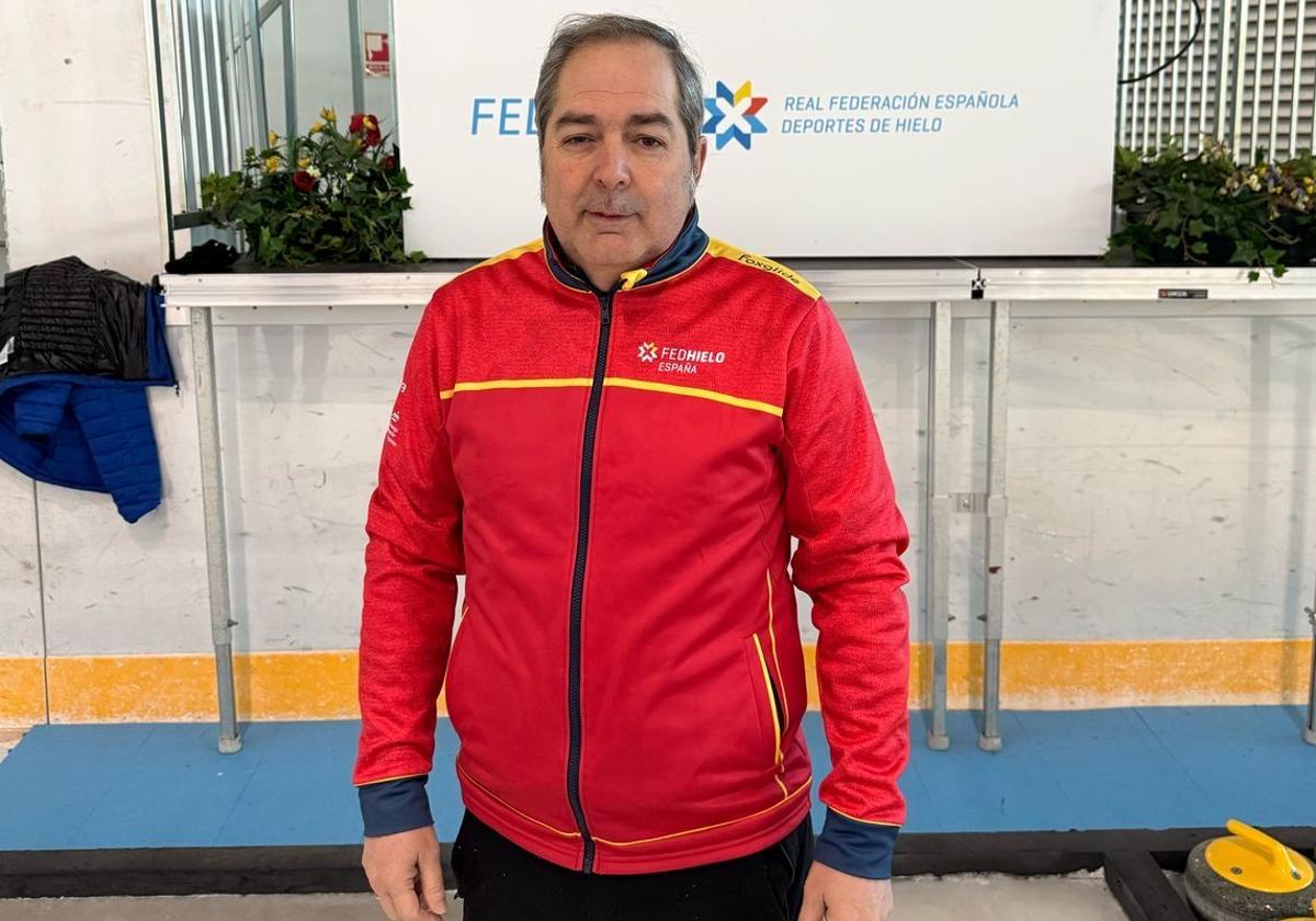 El leonés Eduardo de Paz posando en una sesión de preparación del equipo español que participará en el Mundial Senior de Curling.
