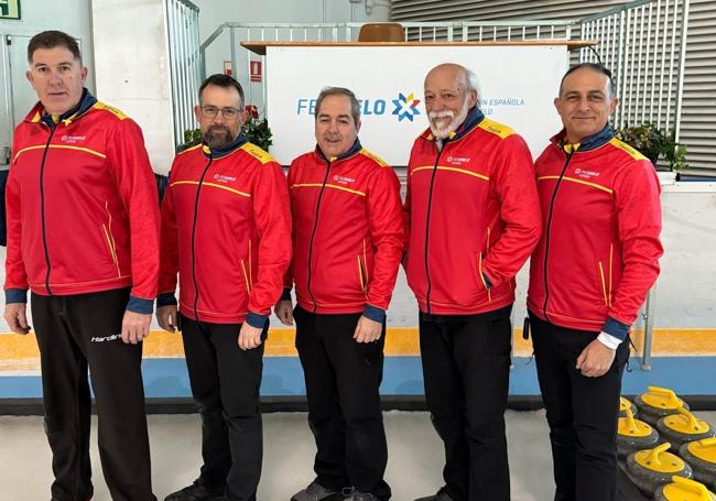 El equipo que representará a España el Mundial Senior de Curling con Eduardo de Paz en el centro de la imagen.