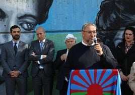 El alcalde de León y otros asistentes al acto escuchan a uno de los representantes de la comunidad gitana en la ciudad, Enrique Díaz