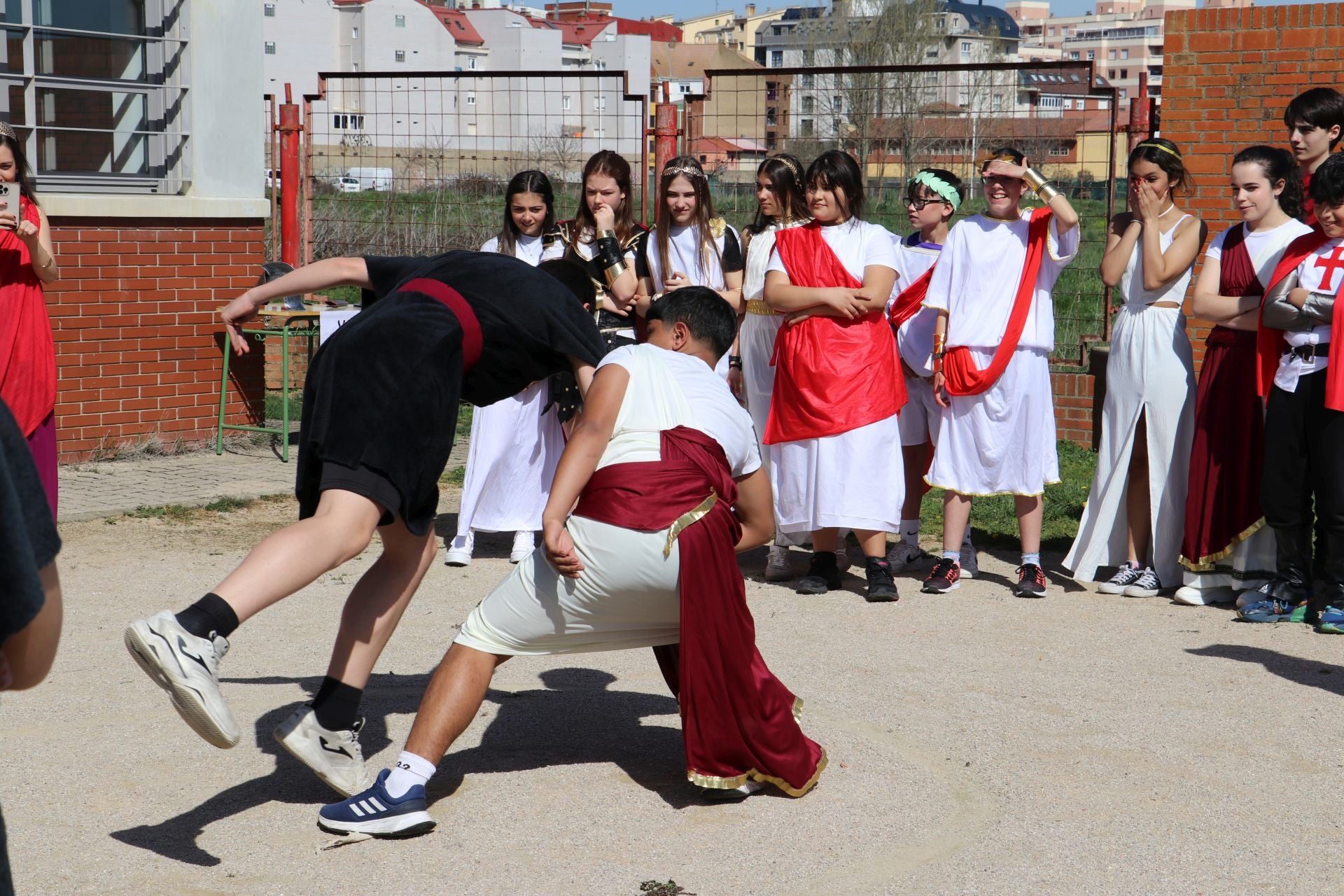 Las imágenes de los juegos astures y romanos en el IES Lancia