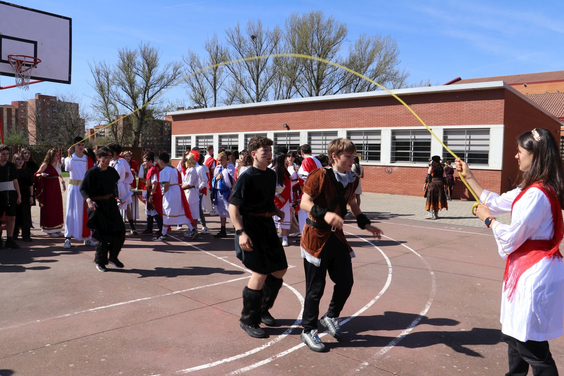 Las imágenes de los juegos astures y romanos en el IES Lancia