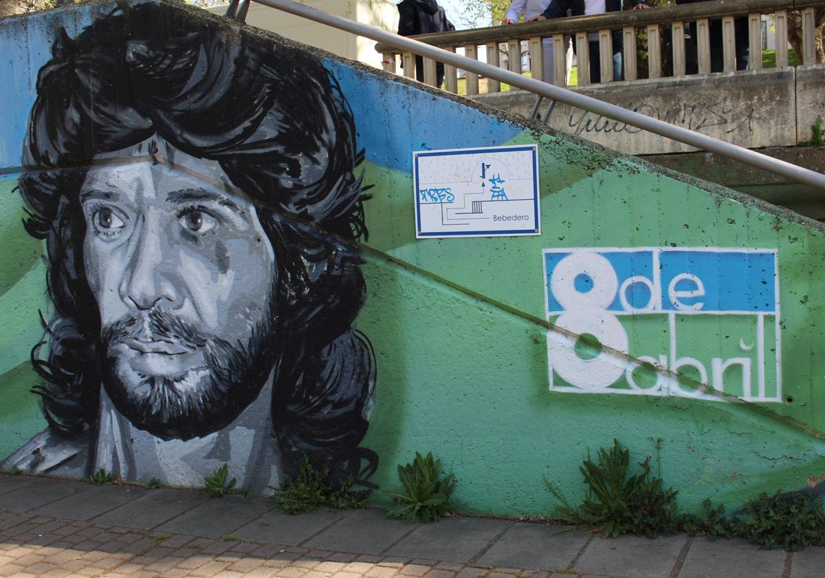 El alcalde de León, concejales y miembros de otros partidos políticos junto a representantes del pueblo gitano en León.