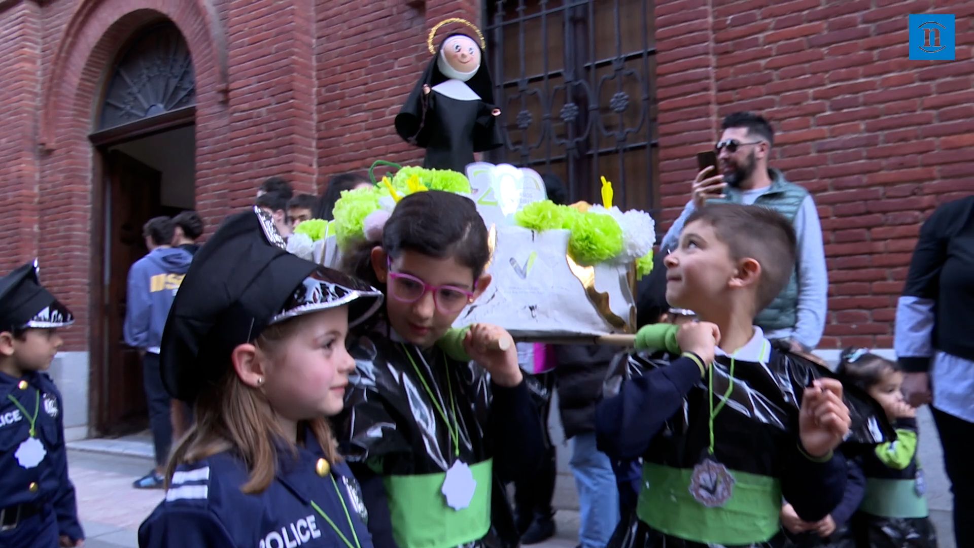 Imagen de la procesión realizada por los alumnos de Carmelitas