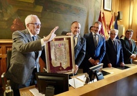 Entrega de la Medalla de Oro de la Provincia de León a Luis Mateo Díez