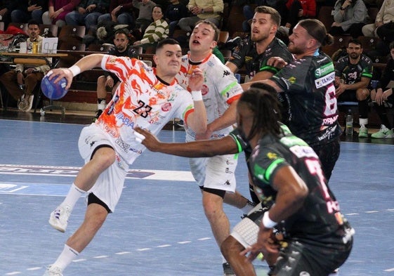 Álex Lodos durante una jugada.