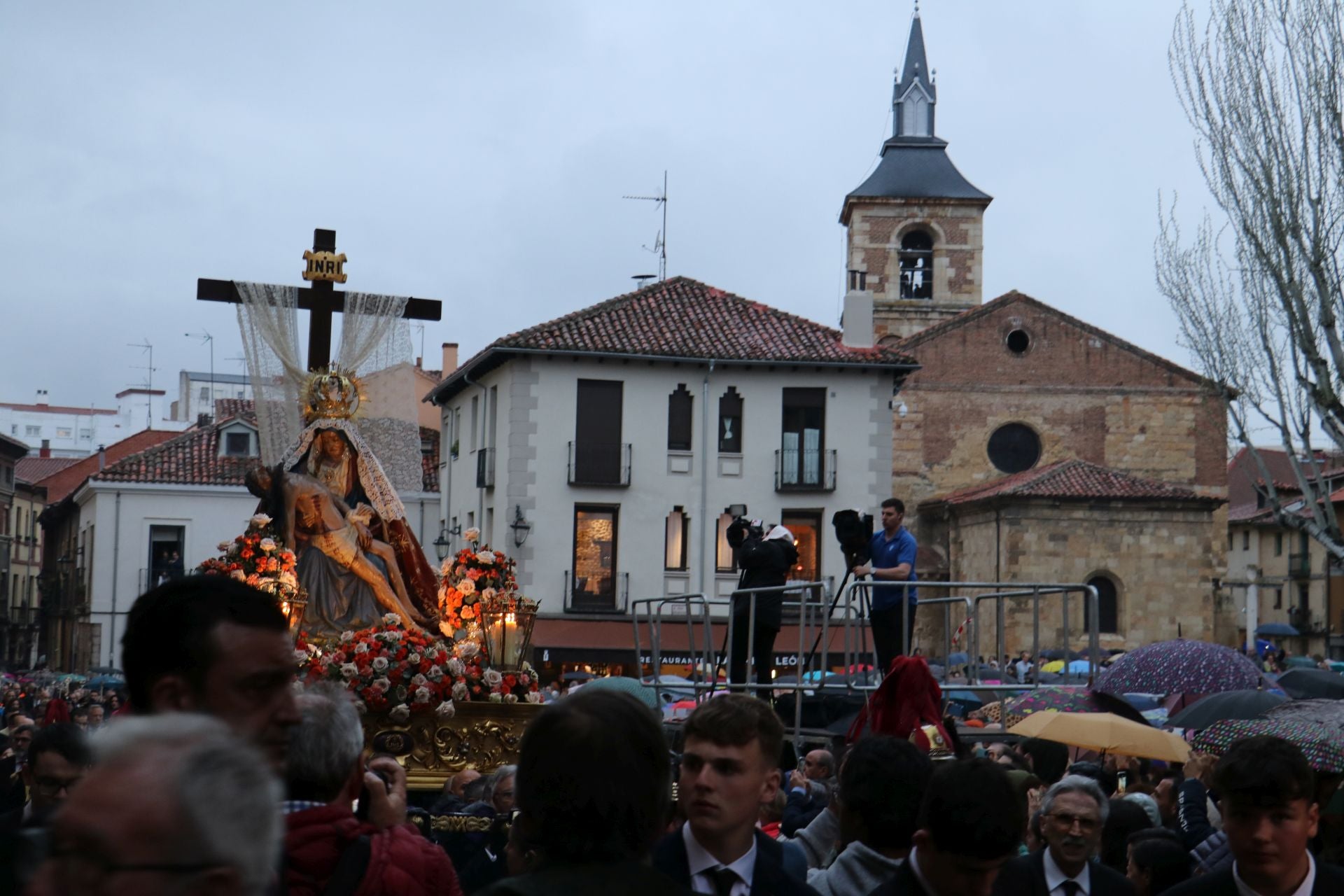 Las mejores imágenes de la Procesión de la Dolorosa en León