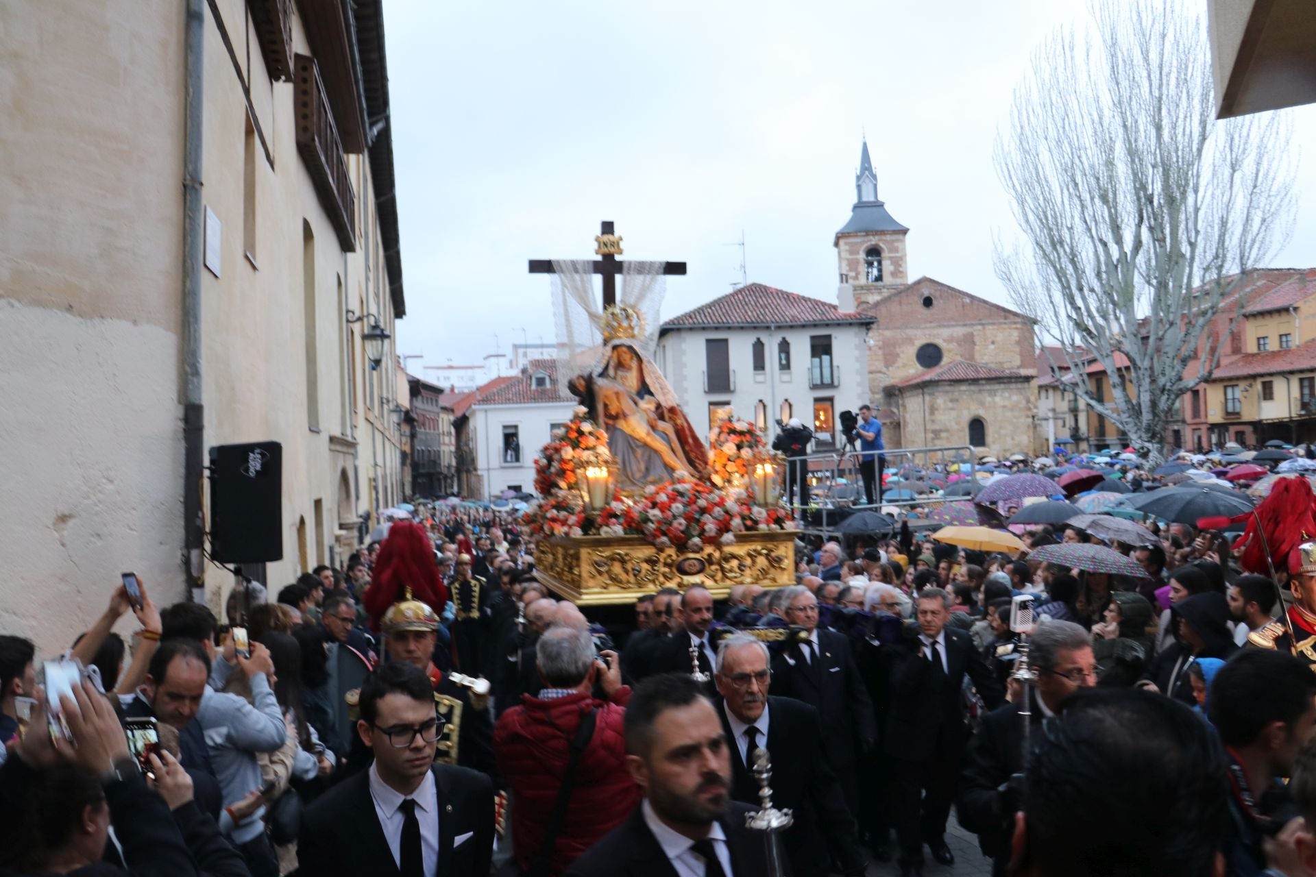 Las mejores imágenes de la Procesión de la Dolorosa en León