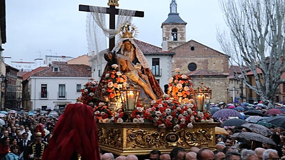 La auténtica Reina de León anuncia la Semana Santa bajo la lluvia