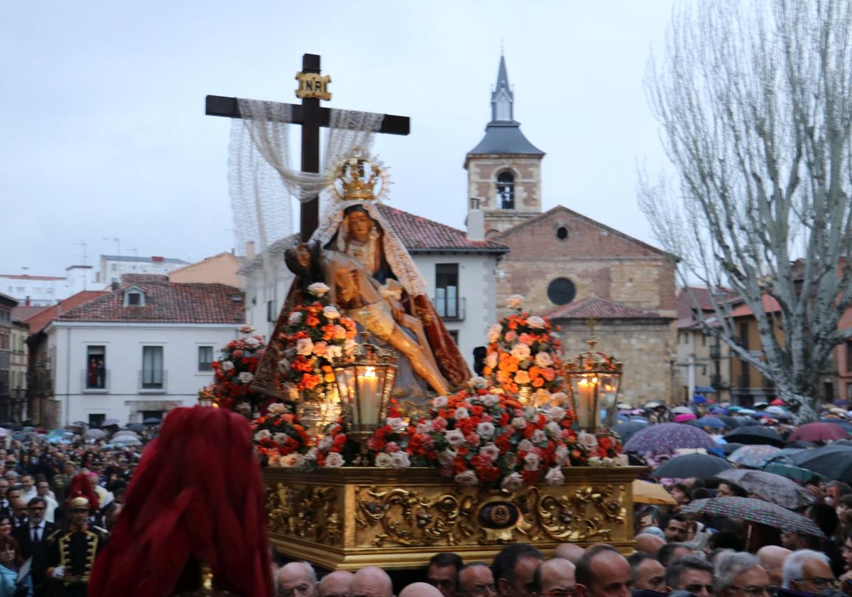 La virgen del Mercado procesionó unos metros en este Viernes de Dolores.
