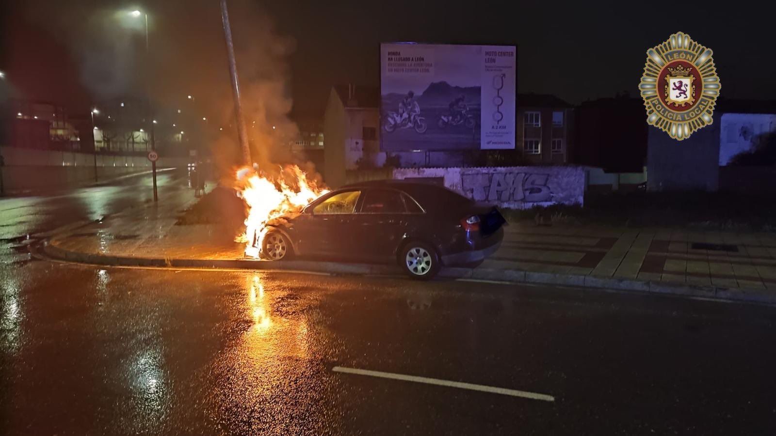 Un conductor de 20 años estrella su coche contra una farola en León