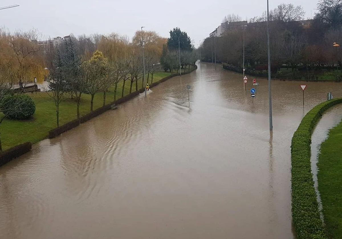 El Bernesga inunda la calle Riosol en León en diciembre de 2019.