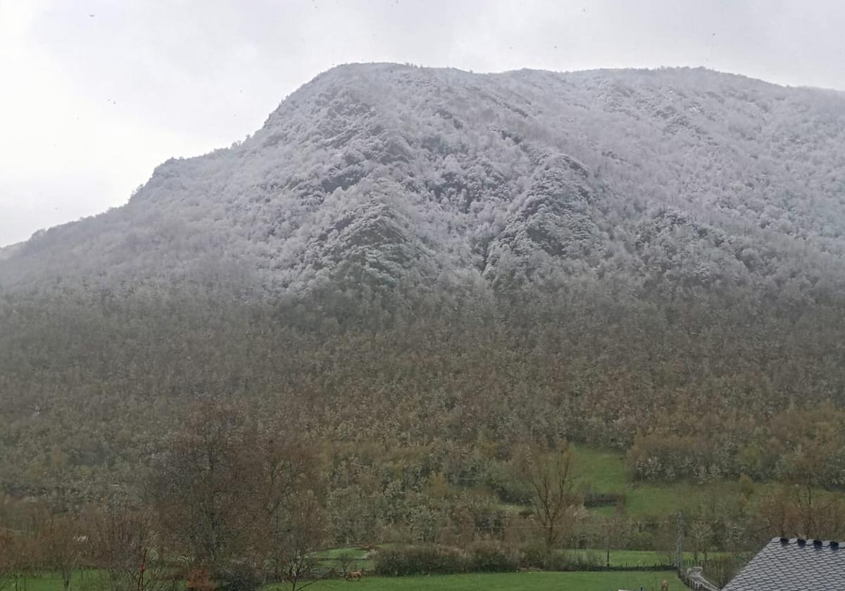 La nieve de la Semana Santa cubre la montaña leonesa