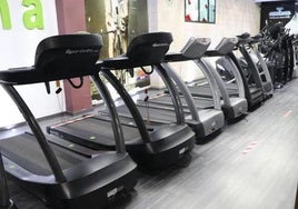 Cintas de correr en un gimnasio.